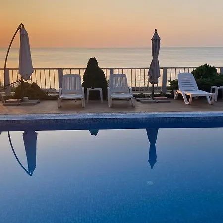 Апартаменты Bellevue Beachfront Paradise
