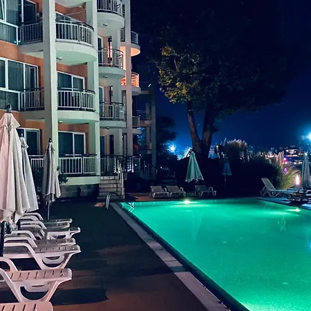 Bellevue Beachfront Paradise דירה *