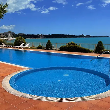 Bellevue Beachfront Paradise רבדה