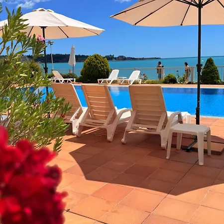 Bellevue Beachfront Paradise דירה רבדה