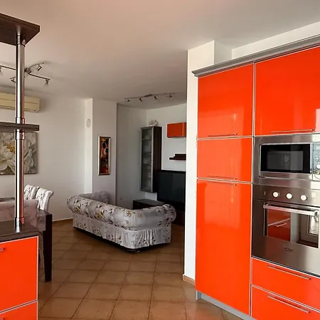Bellevue Beachfront Paradise דירה רבדה
