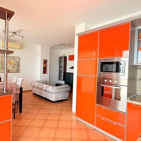 Bellevue Beachfront Paradise דירה