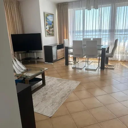 Bellevue Beachfront Paradise דירה *