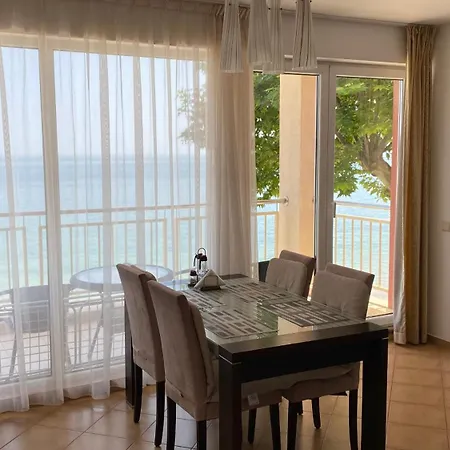 Bellevue Beachfront Paradise דירה