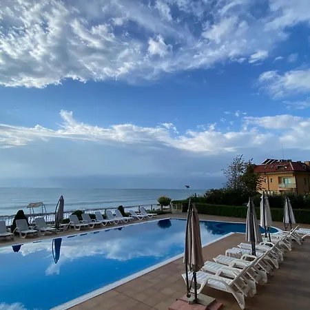 דירה Bellevue Beachfront Paradise רבדה